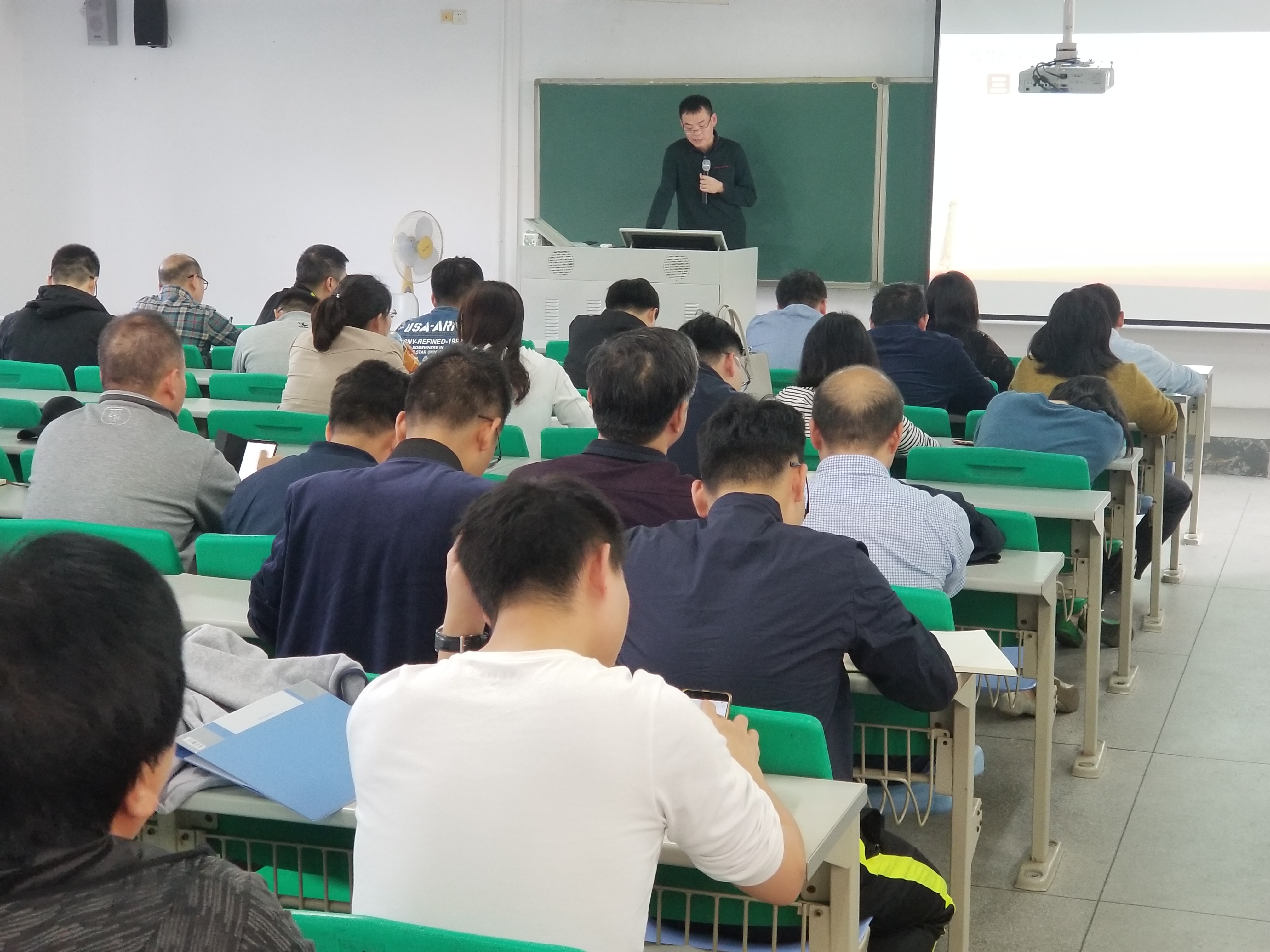 化能学院教职工集体学习-新时代高校教师职业行为十项准则-等文件2.jpg