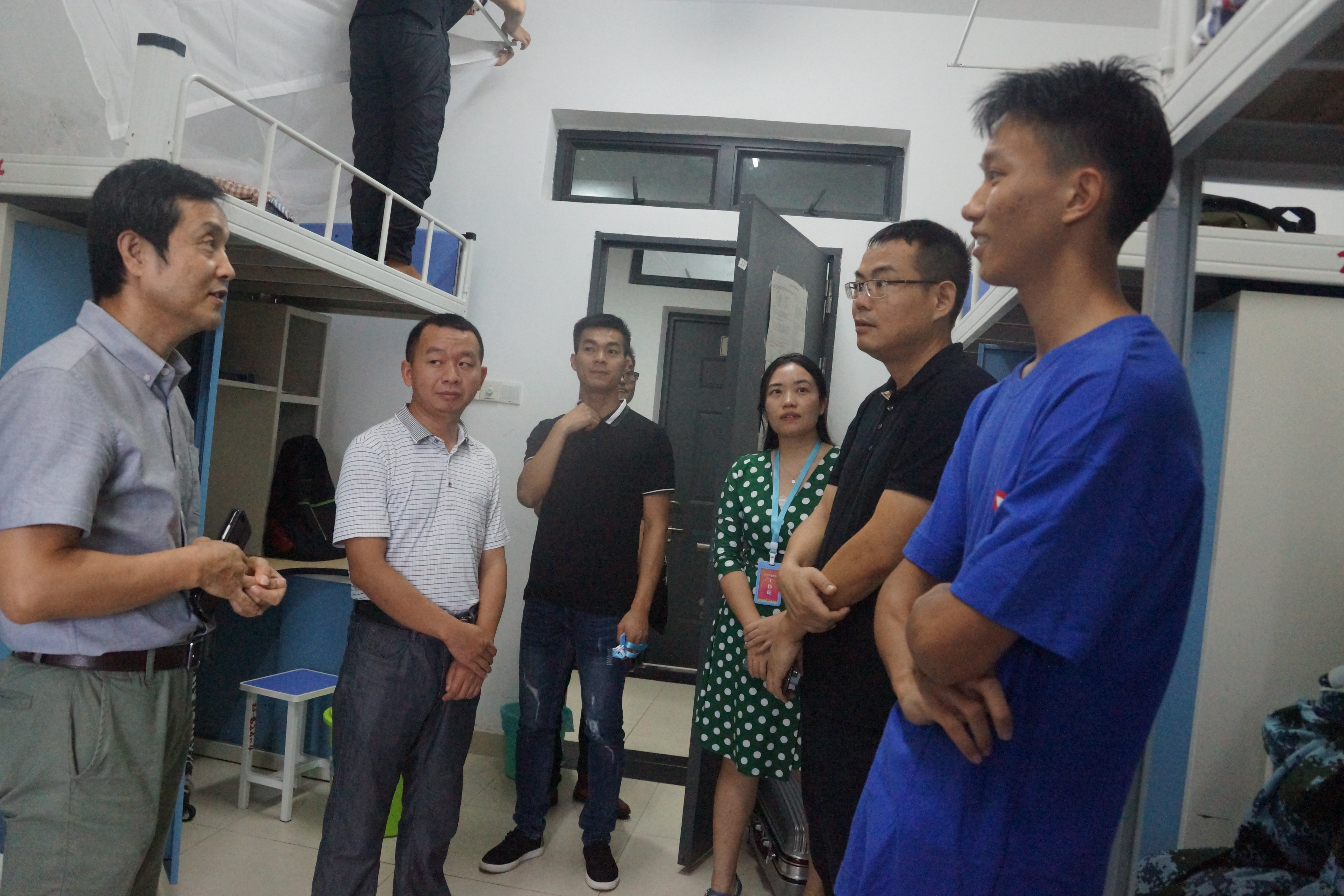 化能学院领导走访新生宿舍-看望18级萌新1.JPG