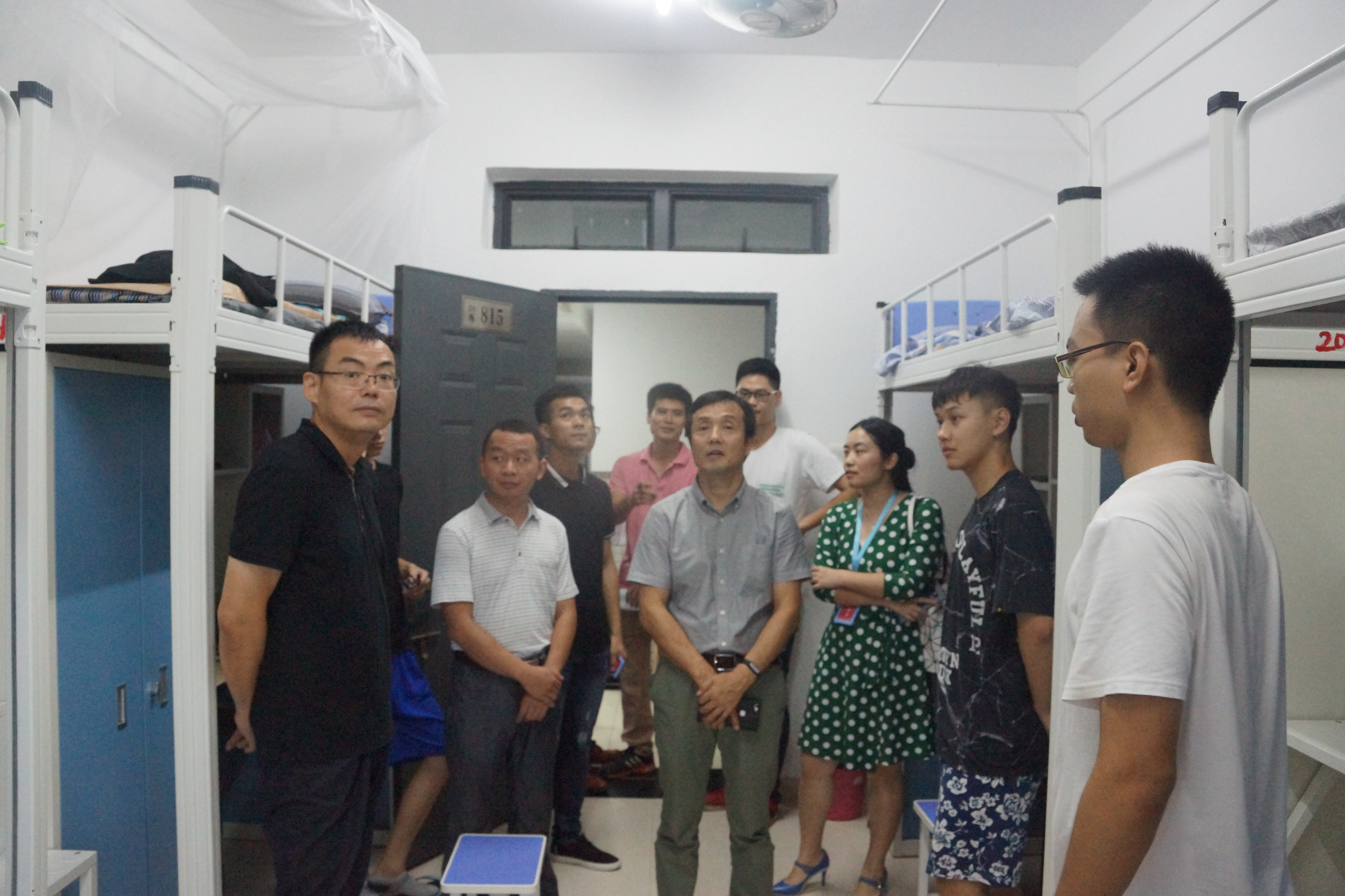 化能学院领导走访新生宿舍-看望18级萌新3.JPG