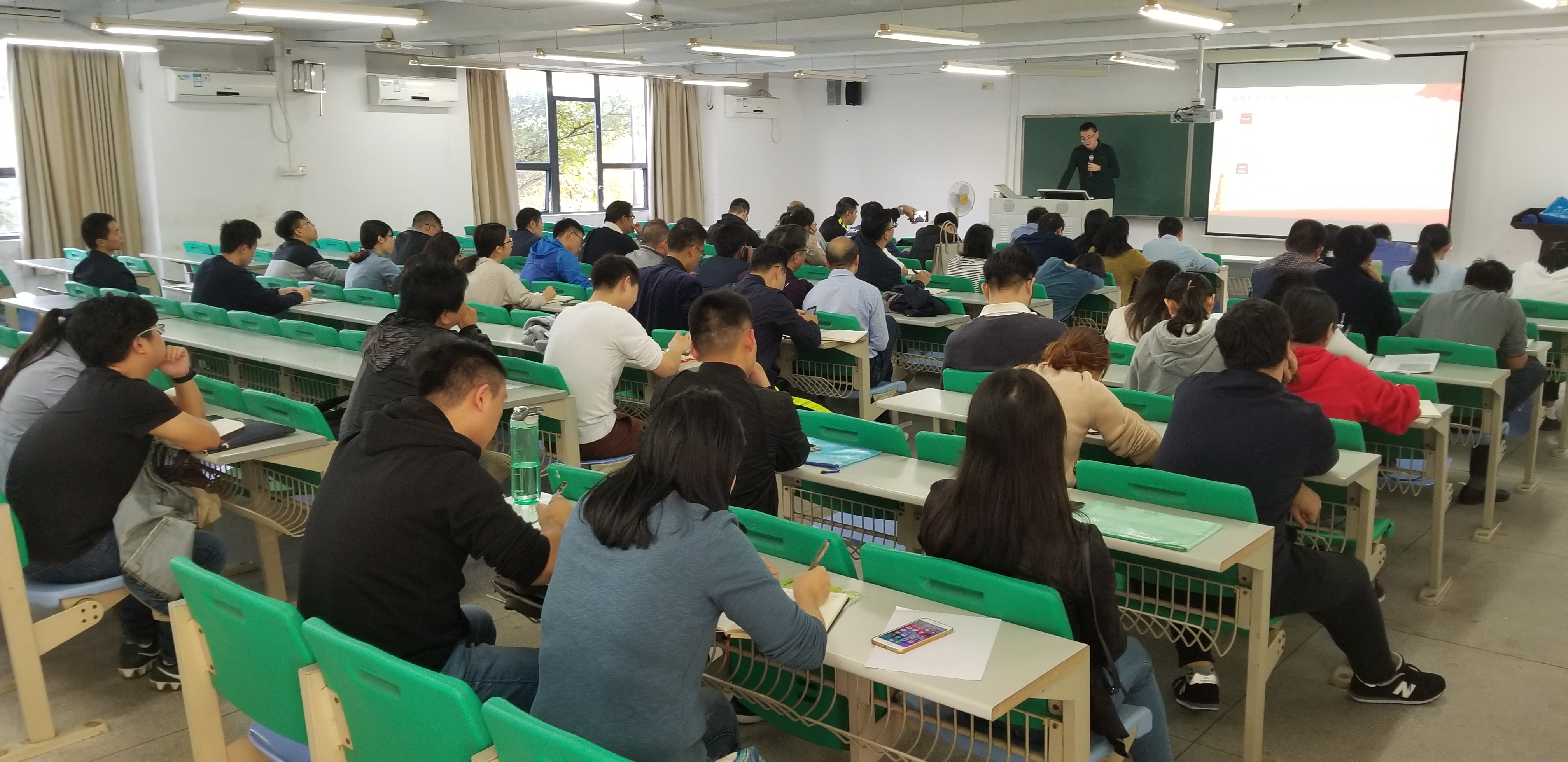 化能学院教职工集体学习-新时代高校教师职业行为十项准则-等文件3.jpg