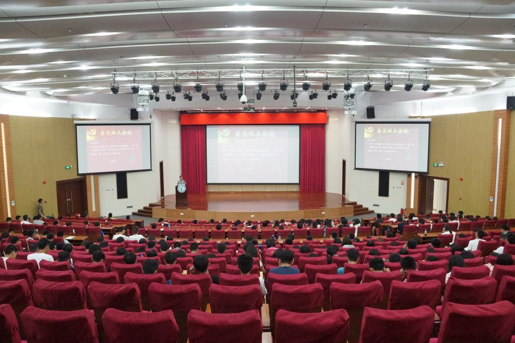 化能学院党总支书记君光为2018级新生上党课-2-.JPG