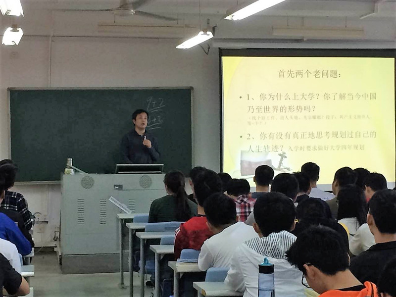 化能学院党总支书记君光为学生上新学期思政第一课09.jpg